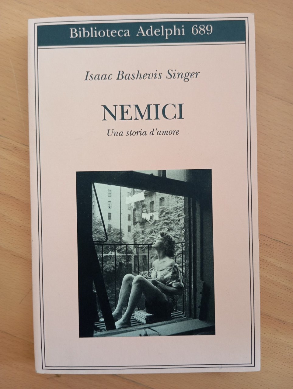 Nemici. Una storia d'amore, Isaac Bashevis Singer, Adelphi, 2022 | Immagine principale