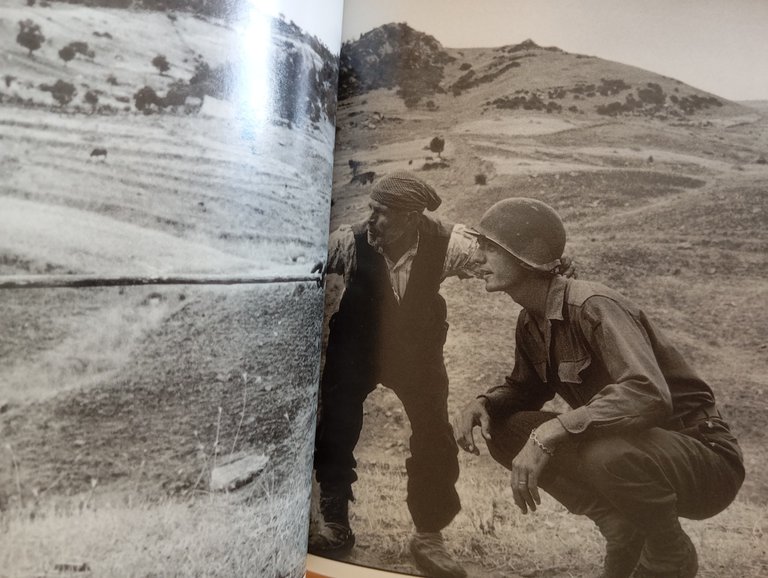 Robert Capa, Leggermente fuori fuoco, Contrasto, 2002 | Immagine Gallery 10