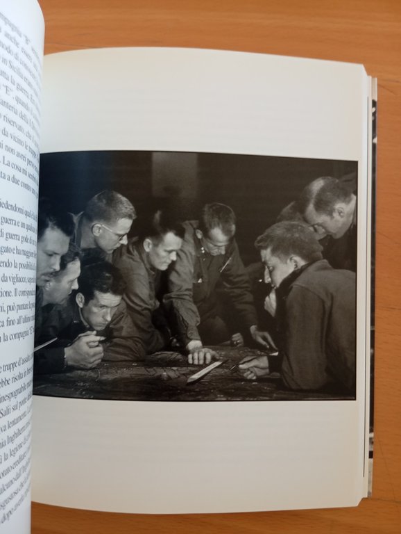 Robert Capa, Leggermente fuori fuoco, Contrasto, 2002 | Immagine Gallery 8