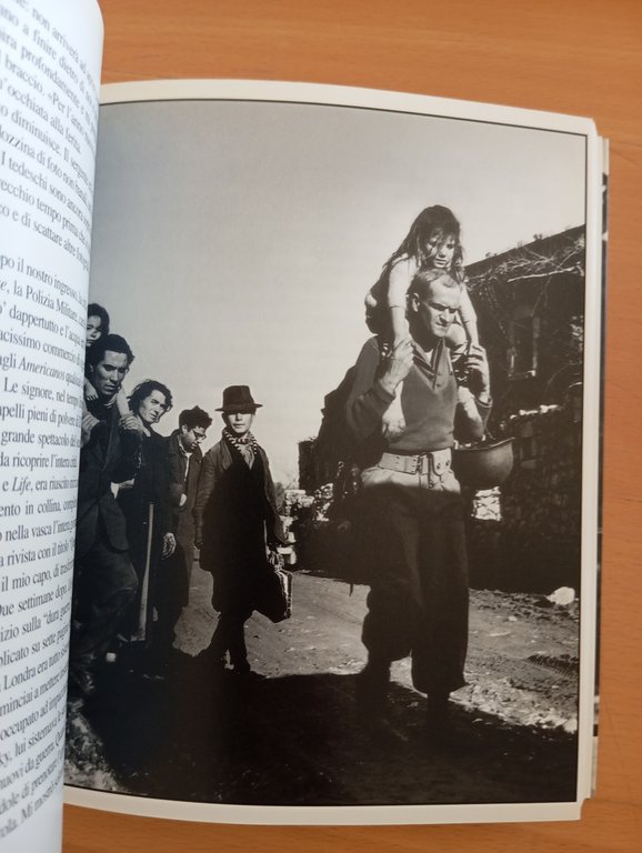 Robert Capa, Leggermente fuori fuoco, Contrasto, 2002 | Immagine Gallery 9