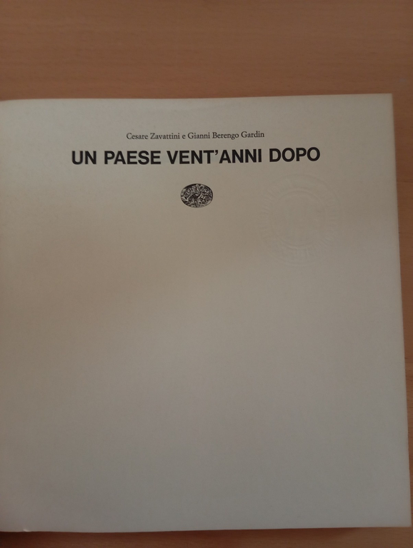 Un paese vent'anni dopo, Cesare zavattini, Gianni Berengo Gardin, Einaudi, … | Immagine Gallery 6