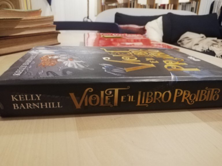 Violet e il libro proibito, Kelly Barnhill, 2022, DEA