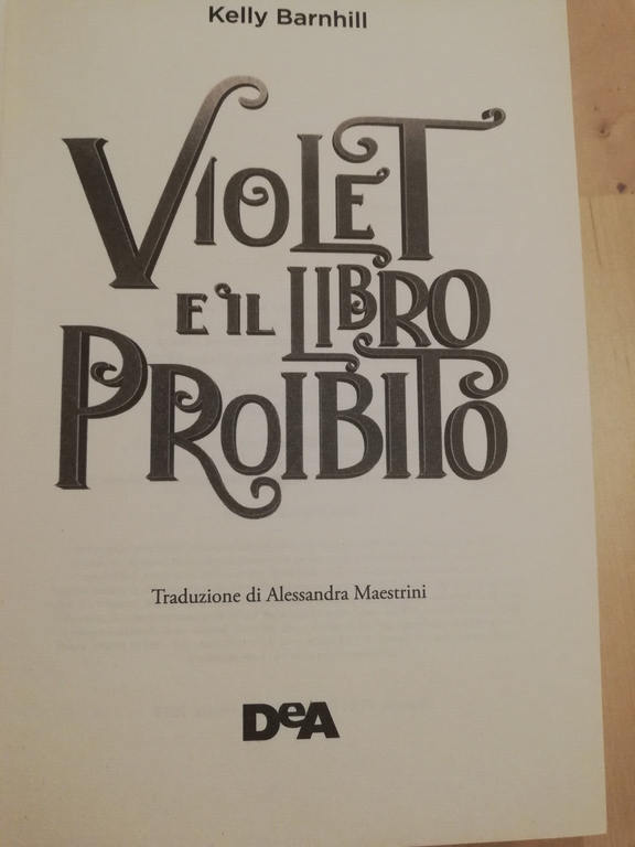 Violet e il libro proibito, Kelly Barnhill, 2022, DEA