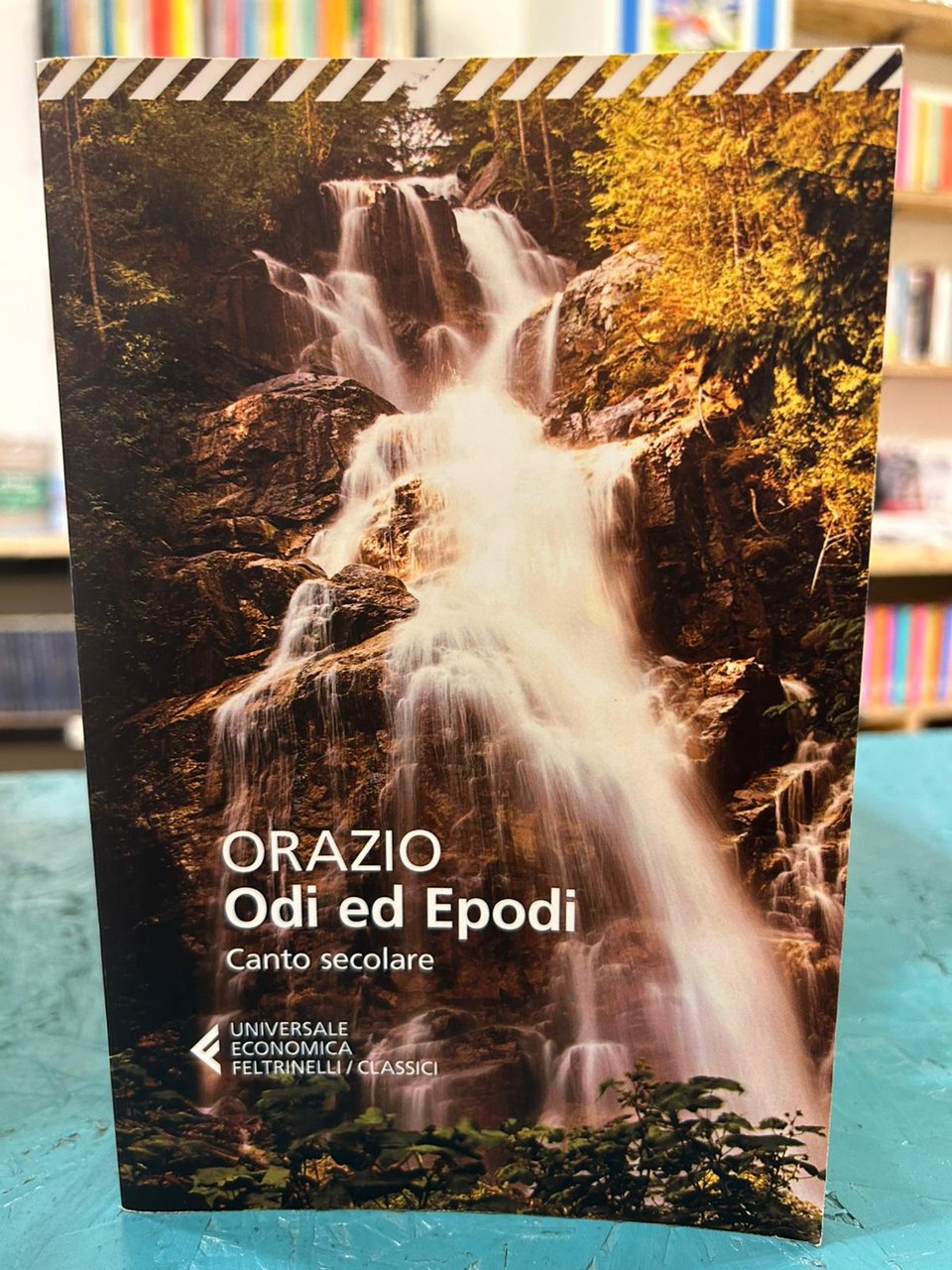 Odi ed epodi. Canto secolare. Testo latino a fronte