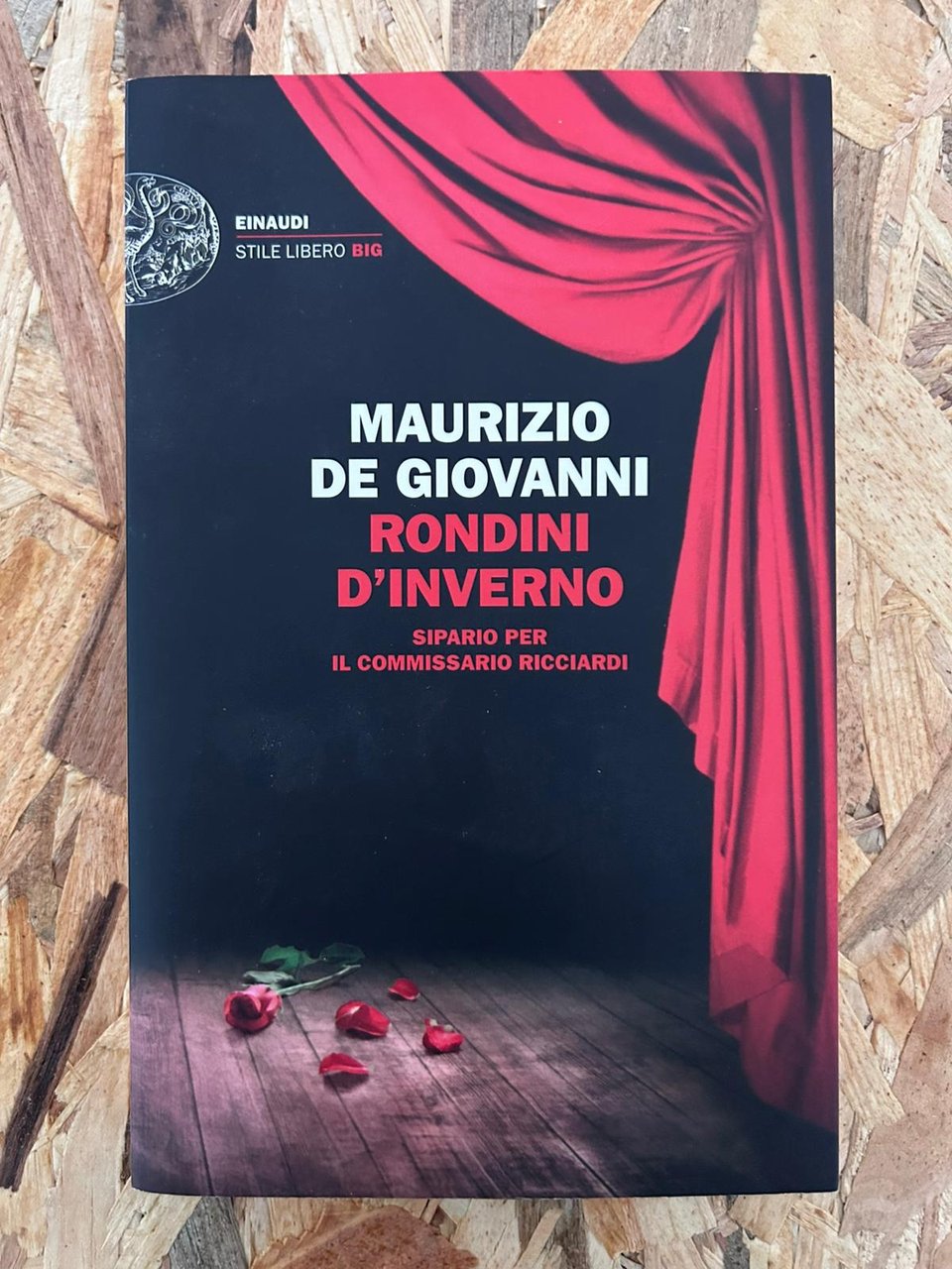 Rondini d'inverno. Sipario per il commissario Ricciardi | Immagine principale