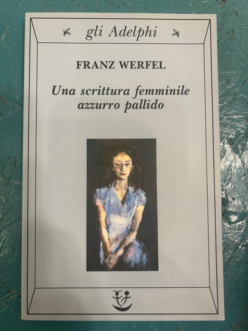 Una scrittura femminile azzurro pallido