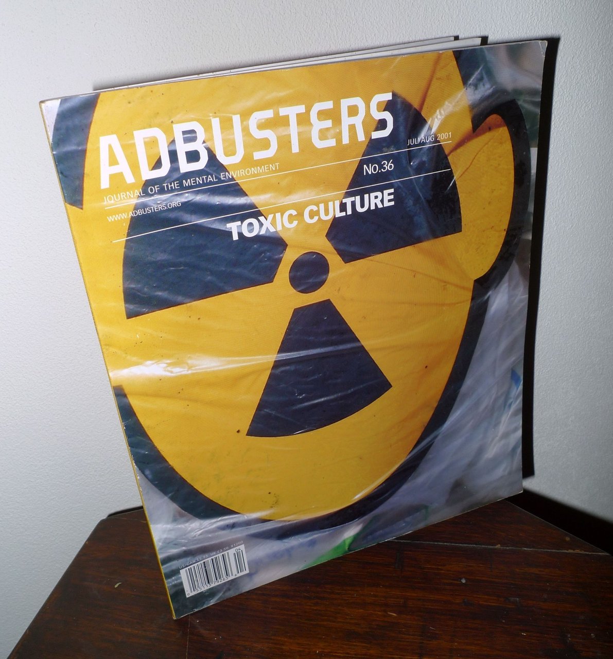 ADBUSTERS Magazine N.36 JUL/AUG 2001.TOXIC CULTURE[anti-consumismo,grafica