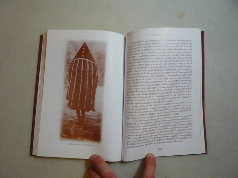 Etchegoimberry,LA MUJER Y LO SAGRADO IN TERRA DEL FUEGO,Buenos Aires,2007