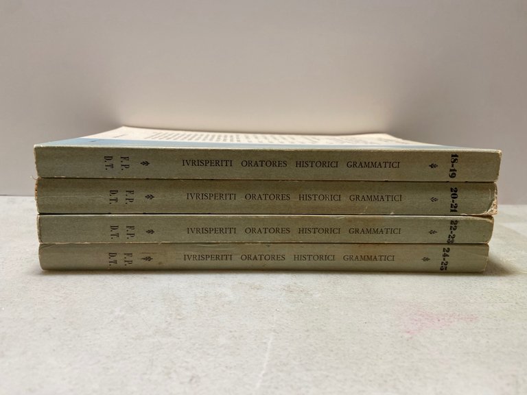 IURISPERITI ORATORES HISTORICI GRAMMATICI 753—44 A. CHR. N., 1964 | Immagine Gallery 2
