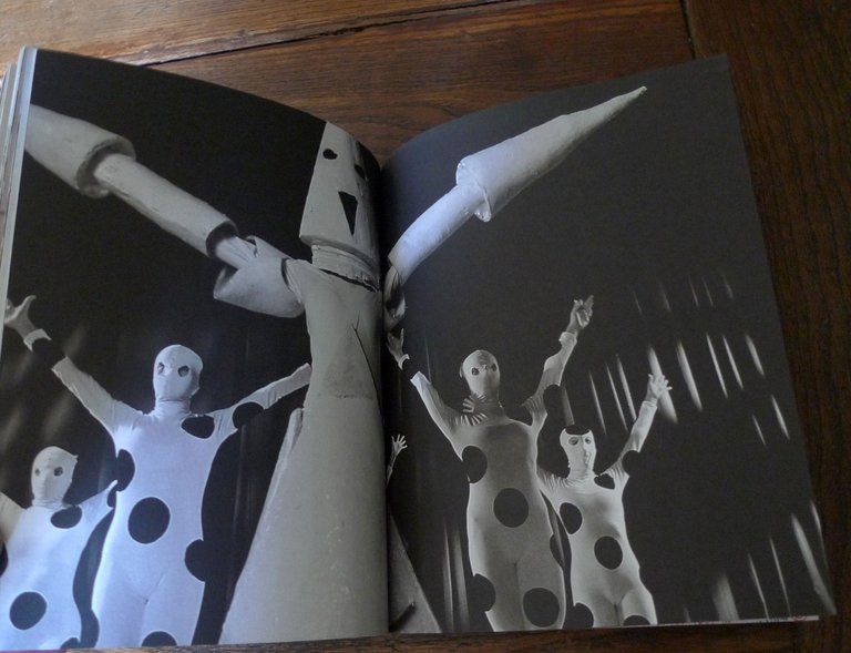 Marcel Dzama,BEHIND EVERY CURTAIN,2011 David Zwirner[illustrazione,cinema