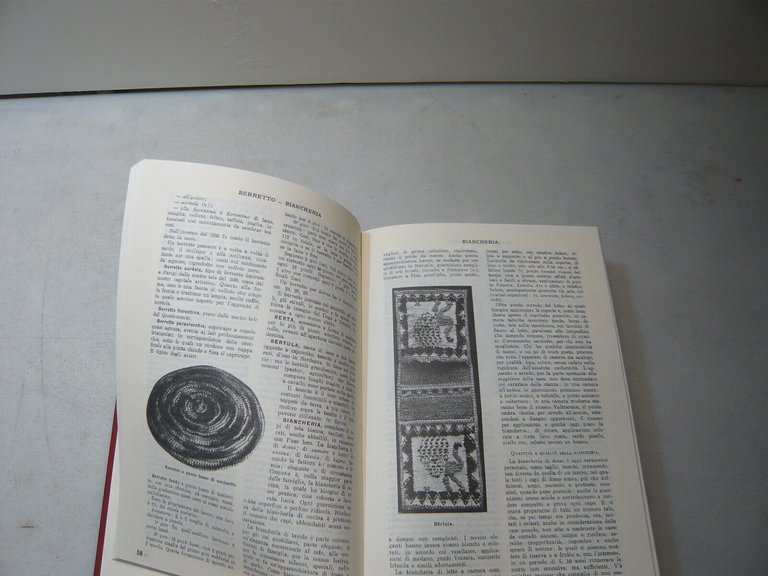 Petrali Castaldi,DIZIONARIO ENCICLOPEDICO DI LAVORI FEMMINILI,Perugia,2007