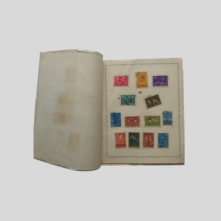 Album contenente 47 francobolli usati di argomento sportivo. | Immagine Gallery 2