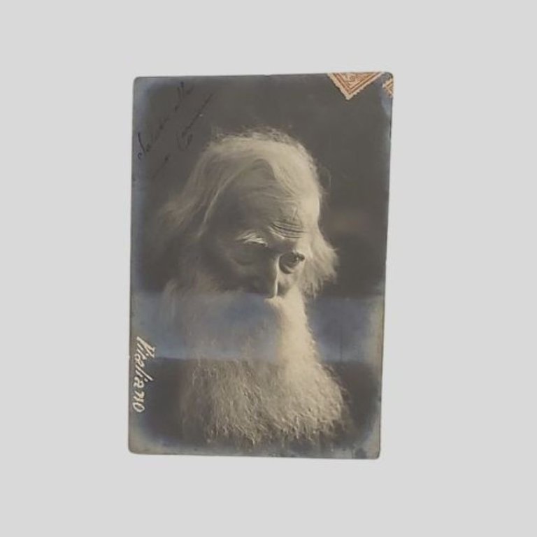 Anziano dalla barba fluente. Quattro intensi ritratti.