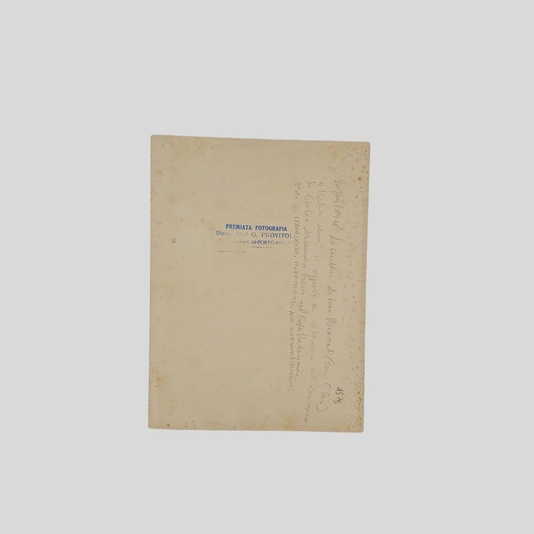 Arturo Marpicati con alcune camicie nere sulla banchina del Porto …