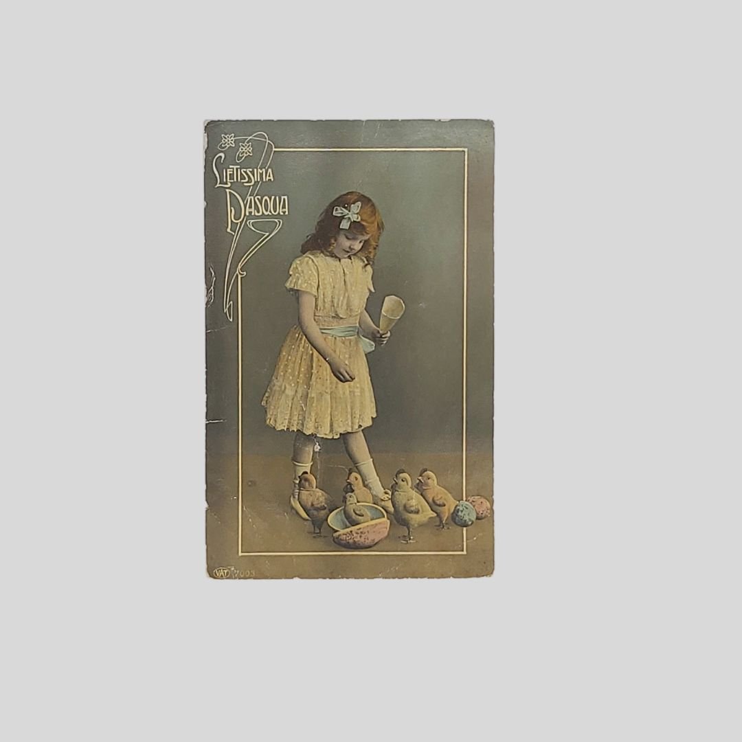Bambina con pulcini e uova. Lietissima Pasqua.