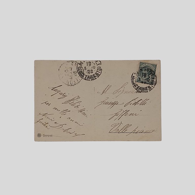 Bambino cavallo a dondolo.