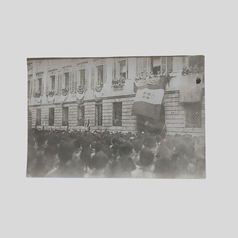 Benito Mussolini arringa le camicie nere dal Palazzo Belgioioso a …