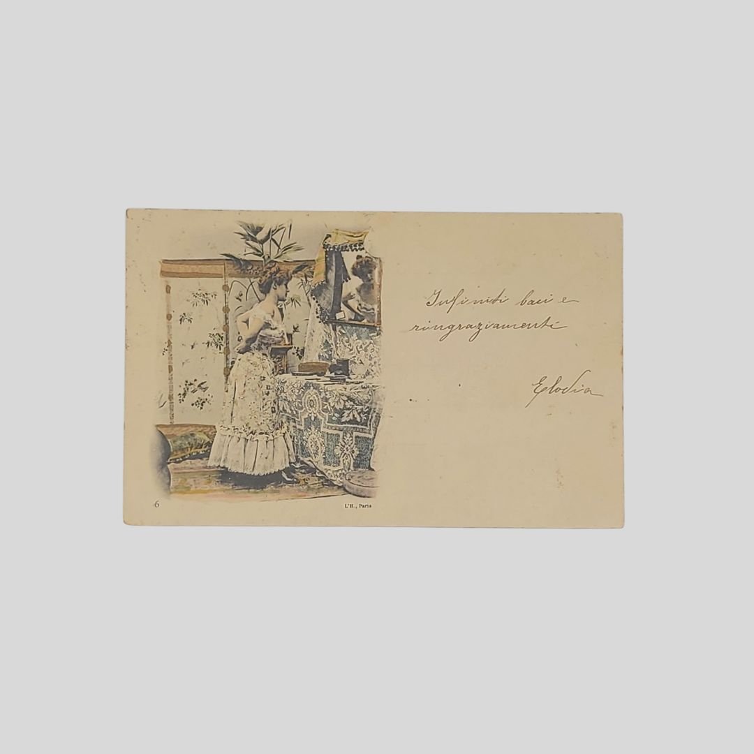 Donna davanti allo specchio.