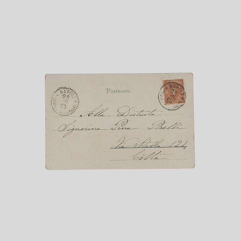 Donna di profilo tra i fiori.