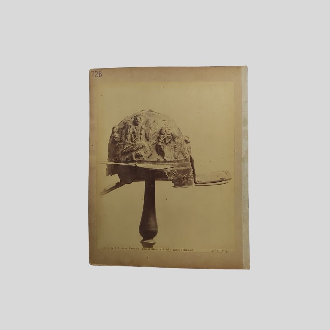 Elmo di parata con trofei di guerra. Napoli Museo Nazionale. … | Immagine principale