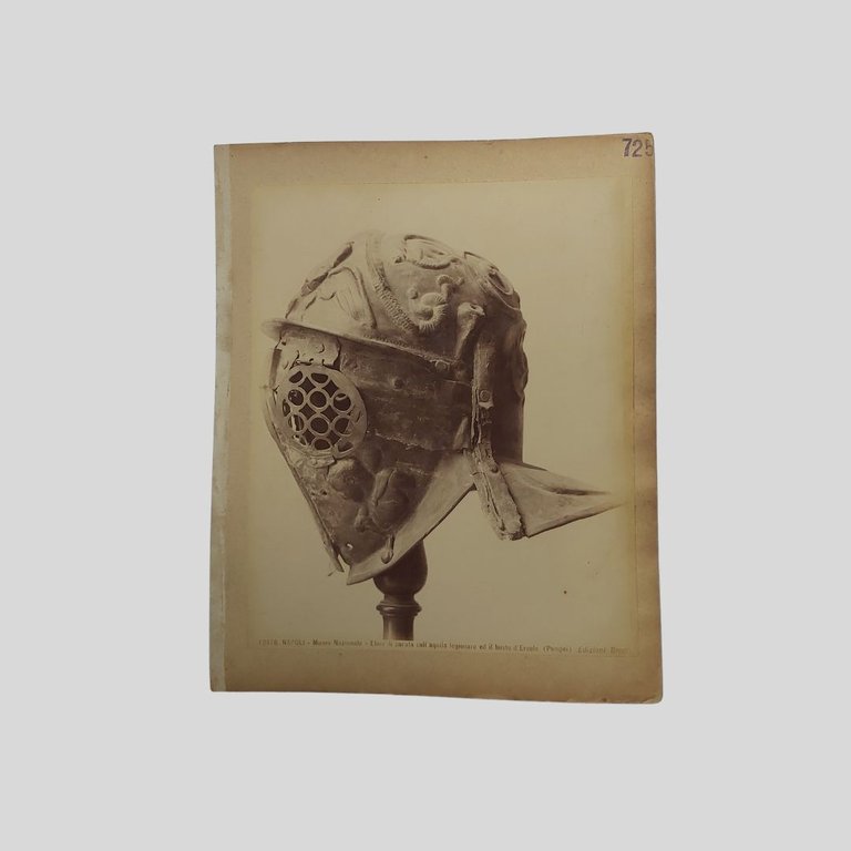 Elmo di parata con trofei di guerra. Napoli Museo Nazionale. … | Immagine Gallery 2