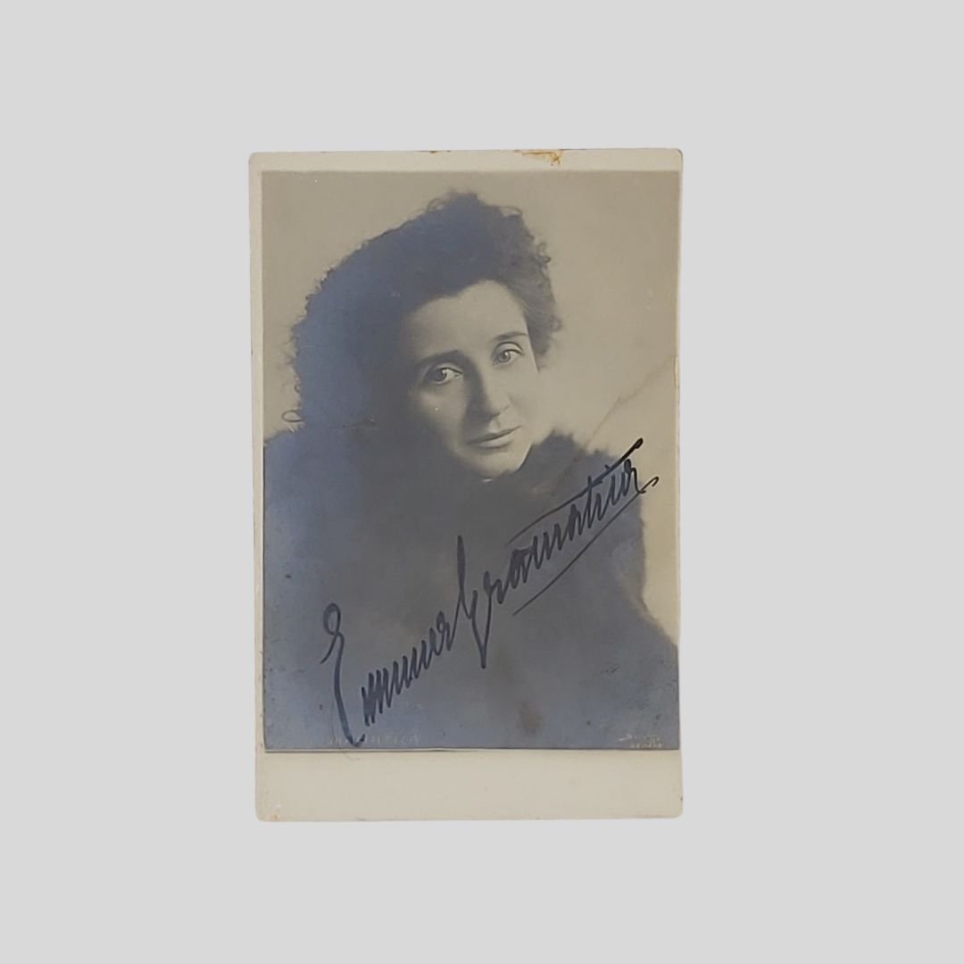 Firma autografa su cartolina fotografica. Studio fotografico Sciutto-Genova.
