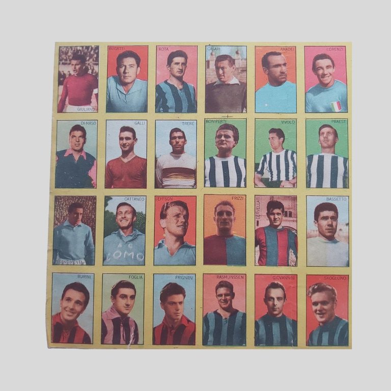 Foglio in cartoncino contenente 78 figurine raffiguranti calciatori della massima … | Immagine Gallery 2