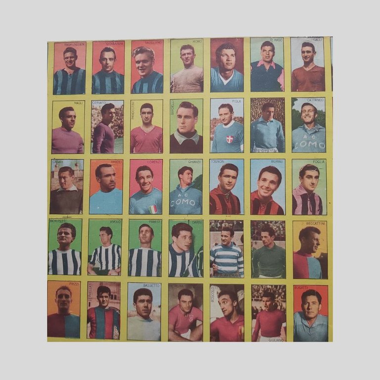 Foglio in cartoncino contenente 78 figurine raffiguranti calciatori della massima … | Immagine Gallery 3