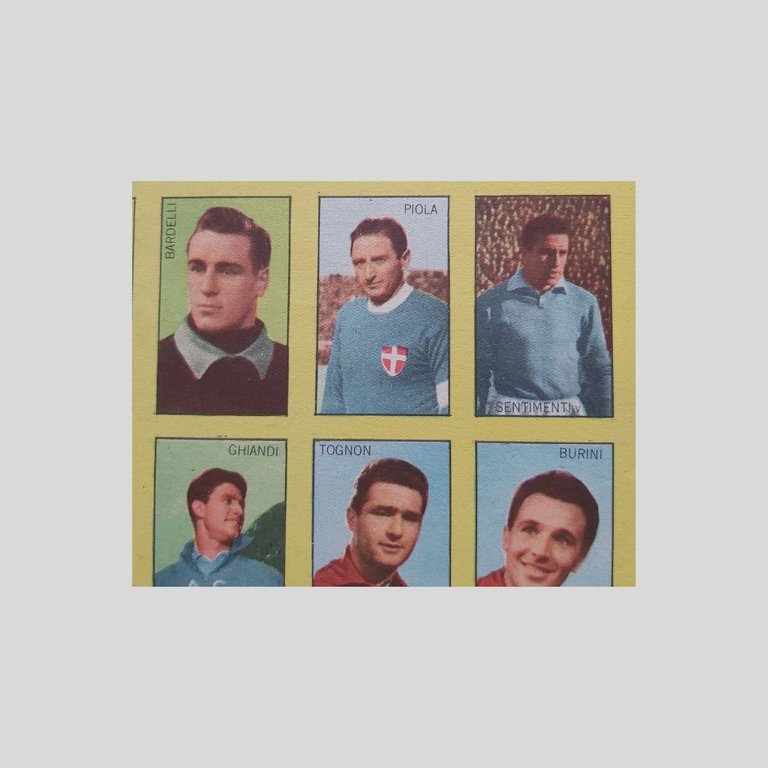 Foglio in cartoncino contenente 78 figurine raffiguranti calciatori della massima … | Immagine Gallery 4