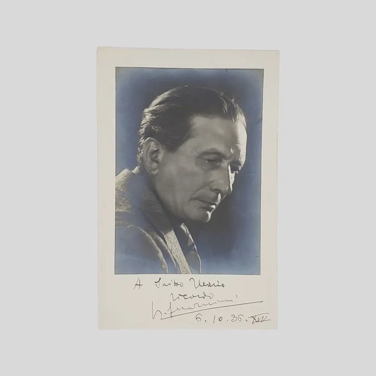 Fotografia con dedica e firma autografa. Espressivo ritratto fotografico del …