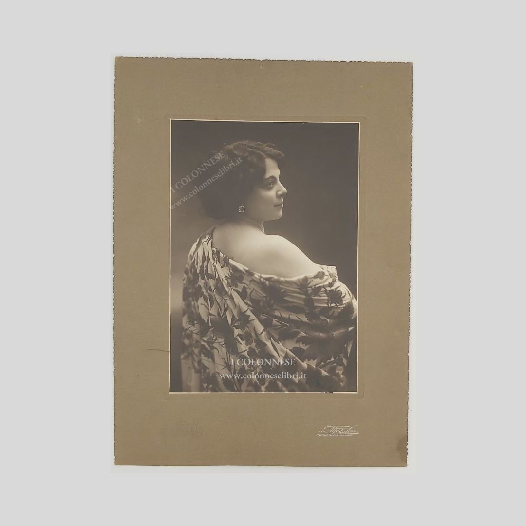 Fotografia con firma autografa. (1912 ca.).