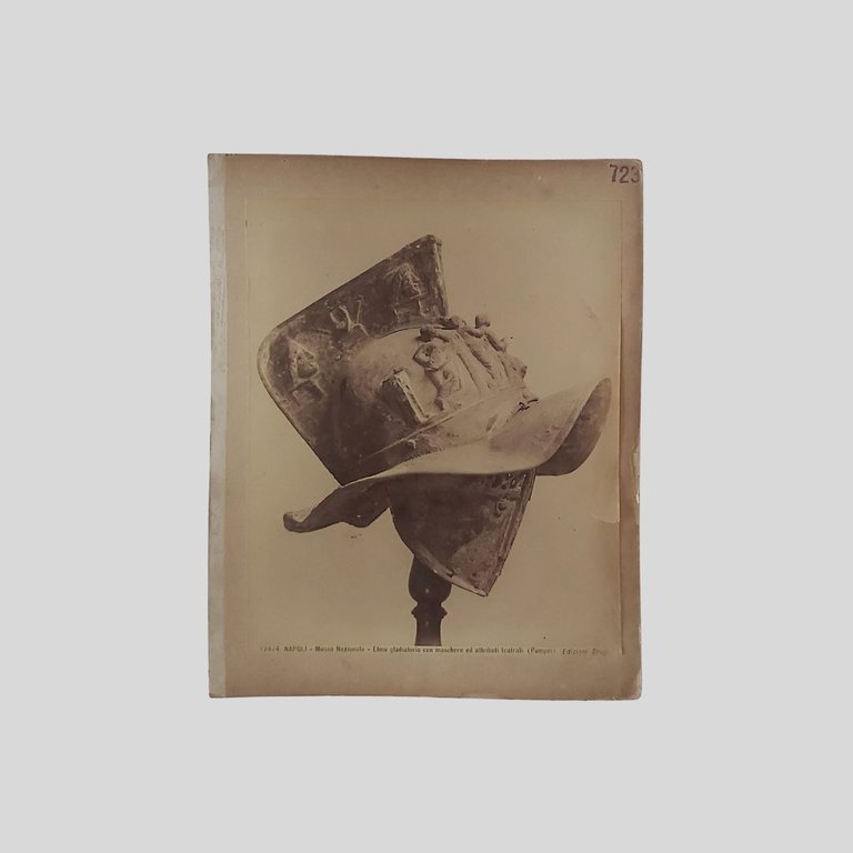 Gladiatore Elmo. Napoli Museo Nazionale. Edizioni Brogi. | Immagine Gallery 2