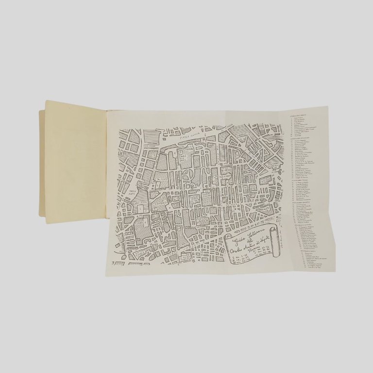 Guida letteraria del centro antico di Napoli.