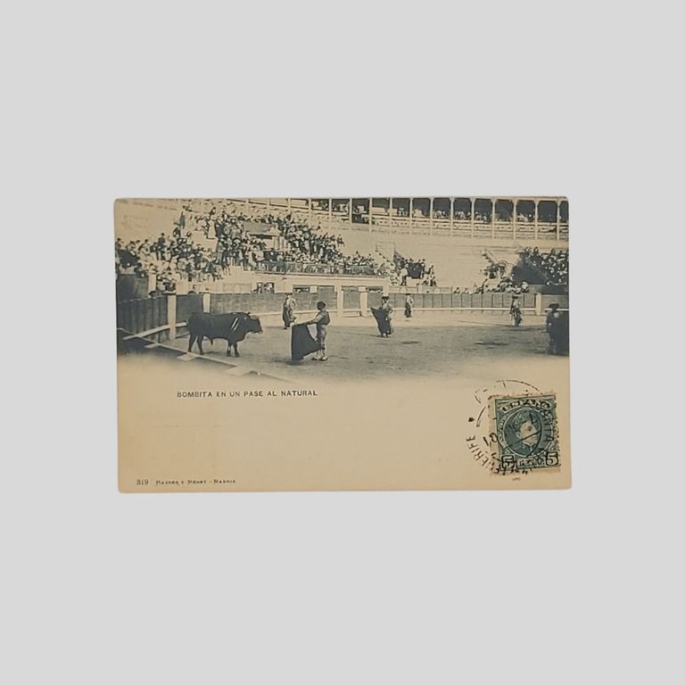 Madrid. Corrida de Toros. Bombita en un pase al natural. | Immagine Gallery 1