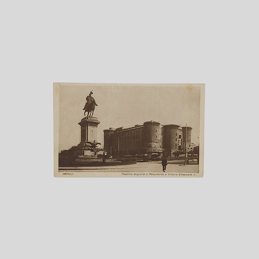 Napoli. Maschio Angioino e Monumento a Vittorio Emanuele II.