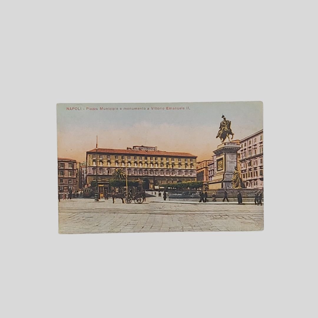 Napoli. Piazza Municipio e monumento a Vittorio Emanuele II.