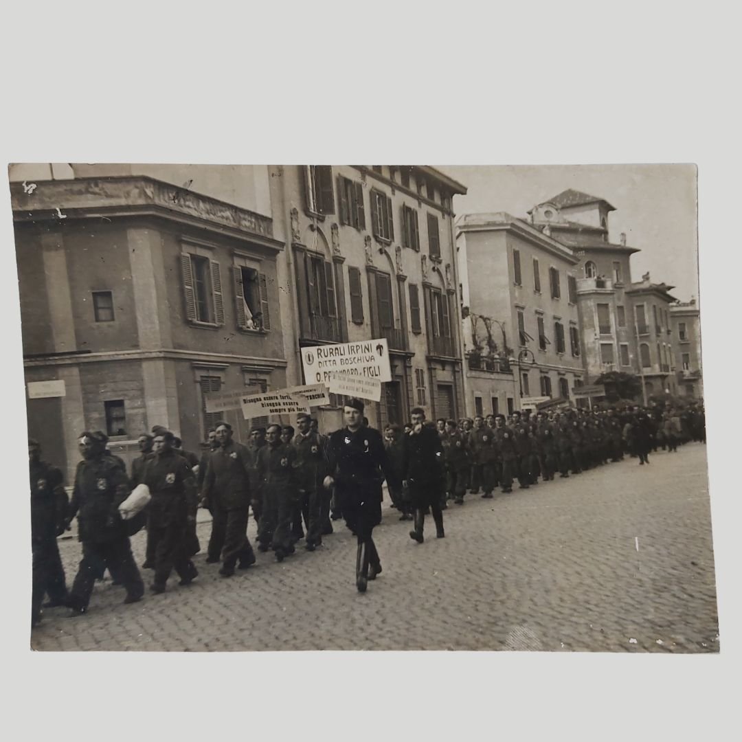 Operai irpini in tuta da lavoro sfilano per le strade …