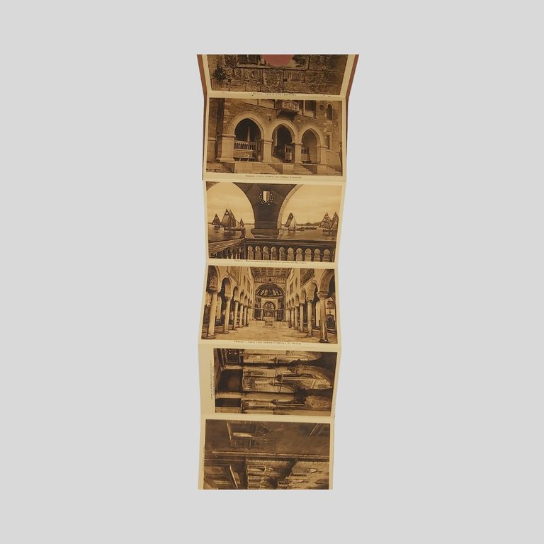 Parenzo. Libretto a fisarmonica (leporello) entro astuccio editoriale, contenente 15 …
