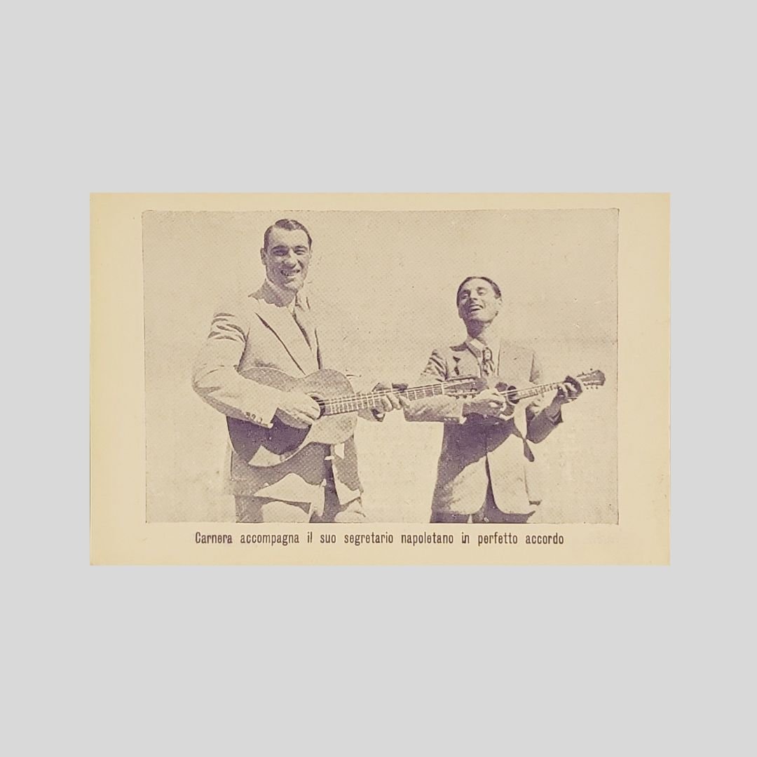 Primo Carnera e Roberto Amoroso con chitarra e mandolino.