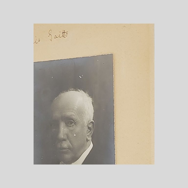 Ritratto fotografico con firma e data autografa. “Napoli 8.1.33”.