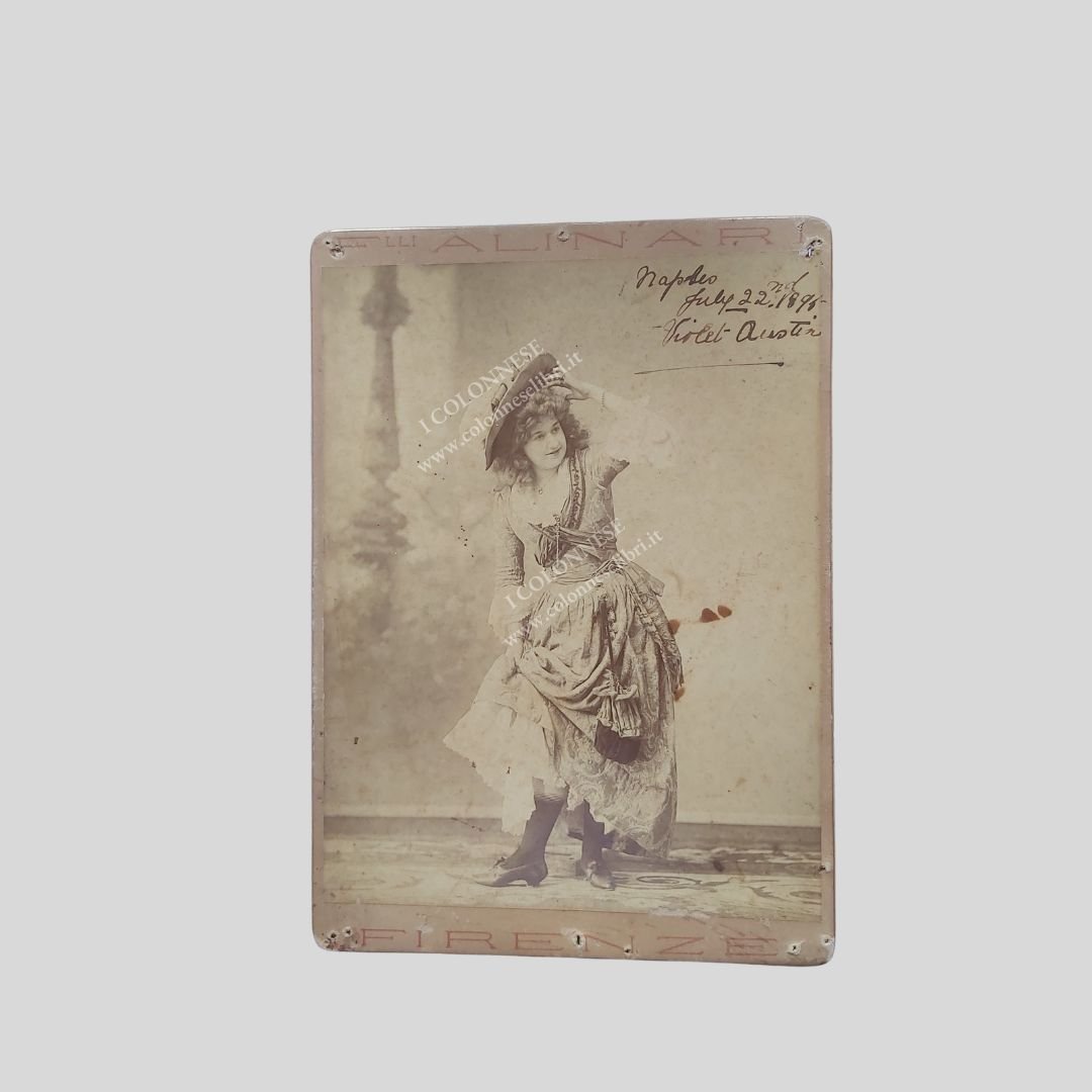 Ritratto fotografico con firma autografa. Datata ‘Naples july 22 1895’.