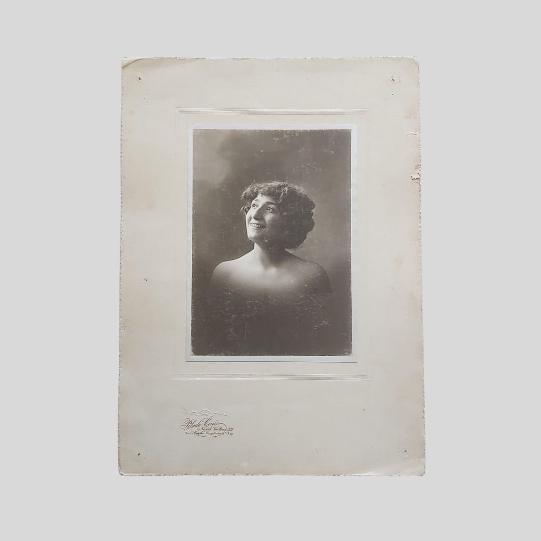 Ritratto fotografico di profilo.