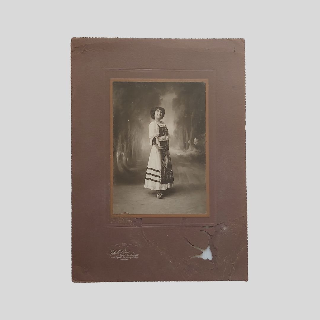 Ritratto fotografico in abiti di scena.