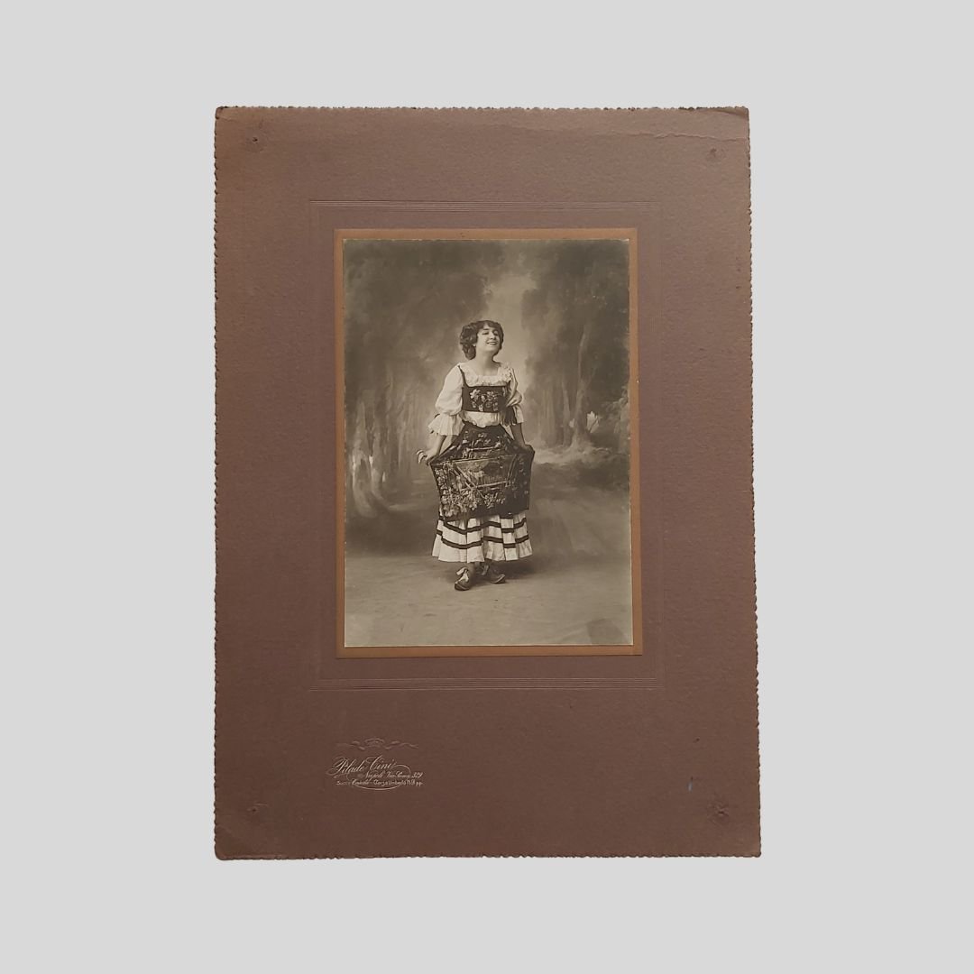 Ritratto fotografico in abiti di scena.