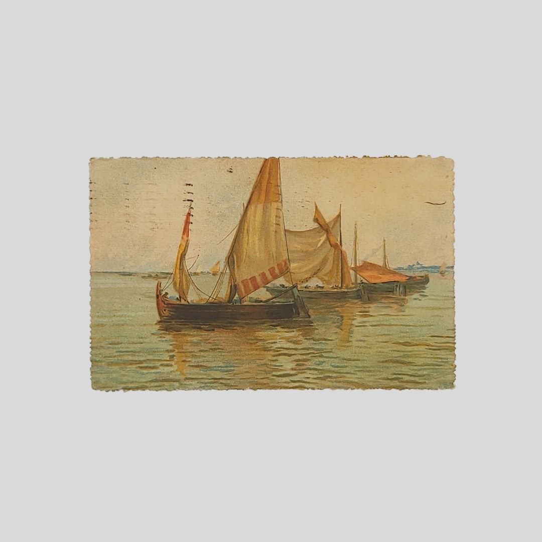 Scena marina con barche a vela in primo piano.