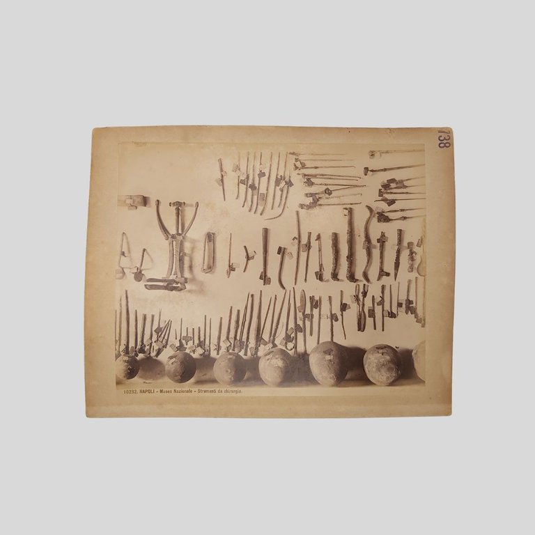 Strumenti da chirurgia. Napoli Museo Nazionale. Edizioni Brogi. | Immagine Gallery 2