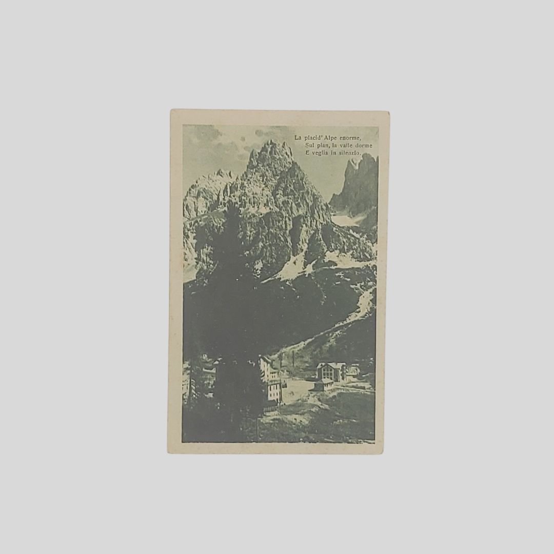 Versi, con panorama montuoso.