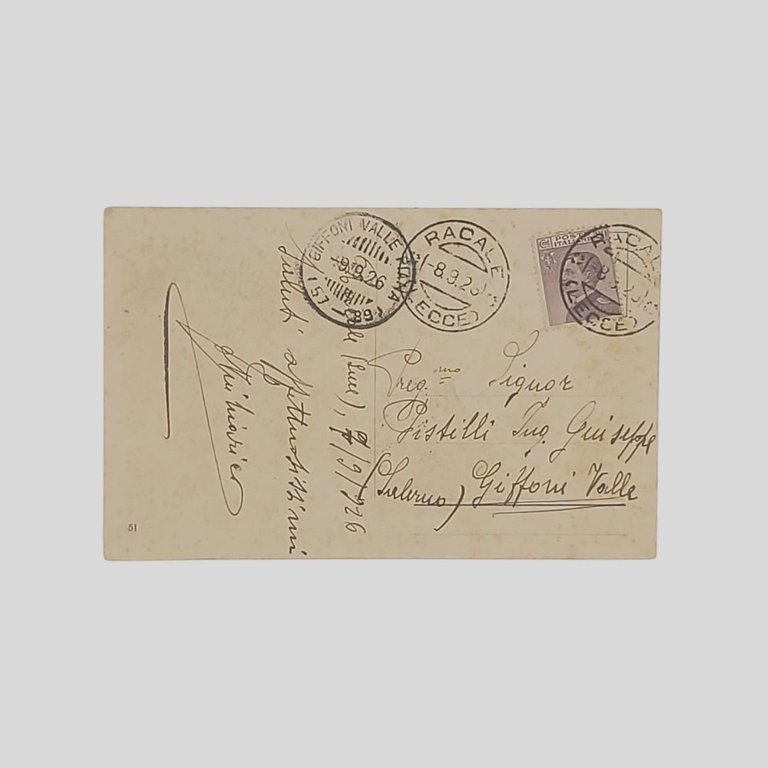 Versi, con panorama montuoso.