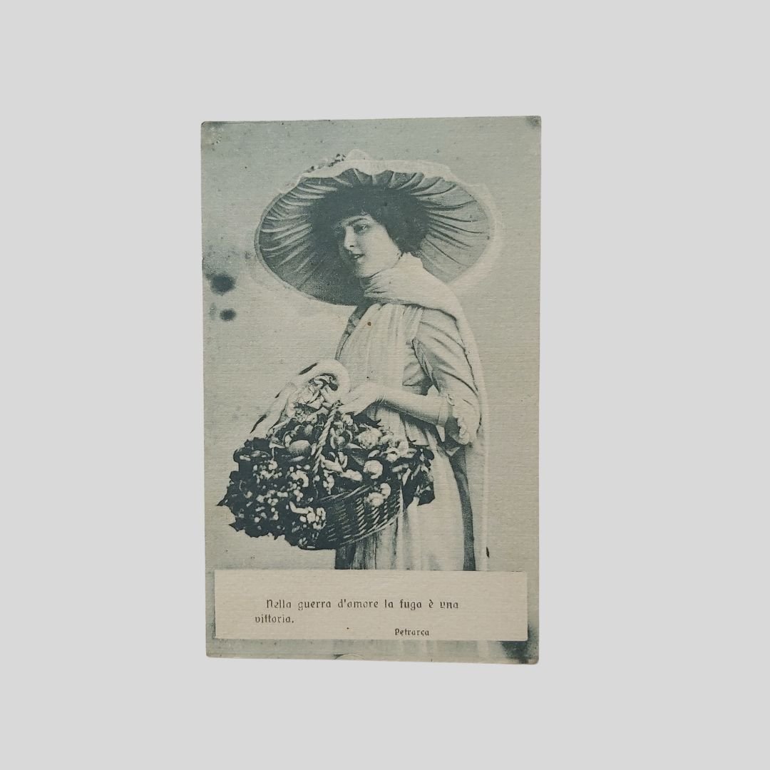 Versi, donna con cesto di fiori.