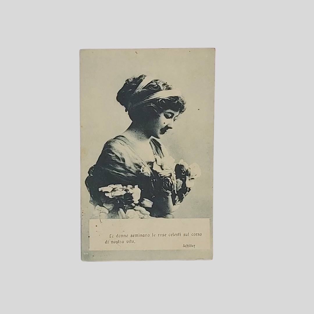 Versi, donna con fiori.